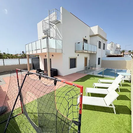 Private Luxury Villa With Pool Near Golf Course & Marina فيلة *